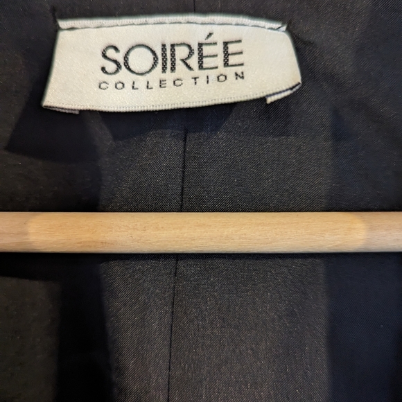 Beautiful Wool (blend?) Feminine Jacket in heathered black. - Picture 2 of 5